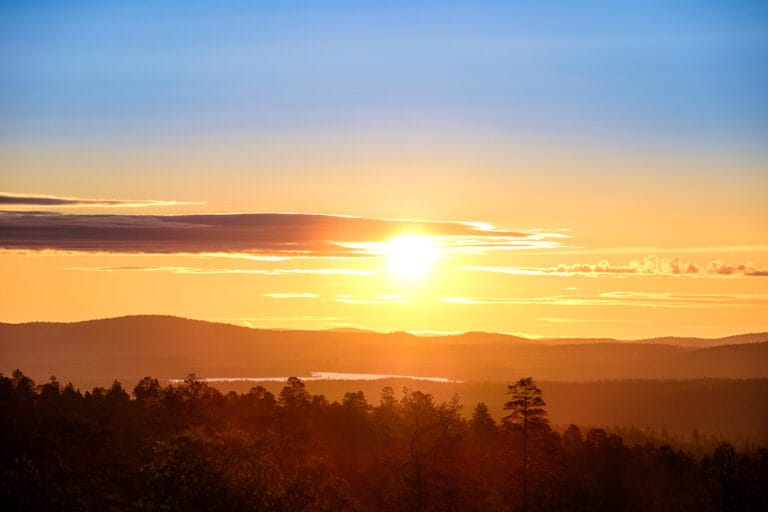 Kesäloma Lapissa: Yöttömän yön retket ja luontoaktiviteetit